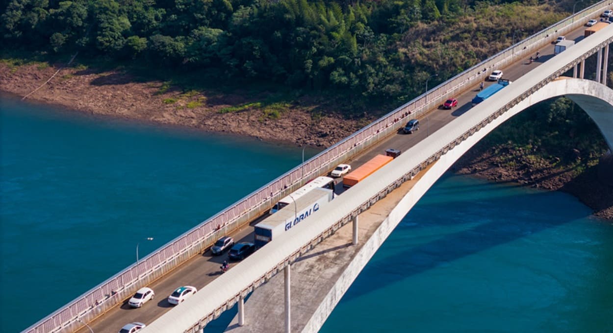 Comércio do Paraguai pede restrição de caminhões na Ponte da Amizade durante o dia