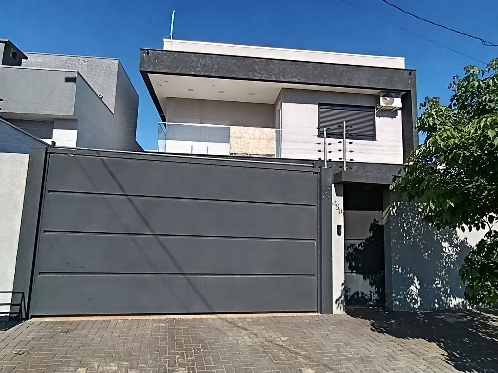 Sobrado moderno à venda em Foz do Iguaçu com 2 suítes, automação Alexa e garagem para 2 carros